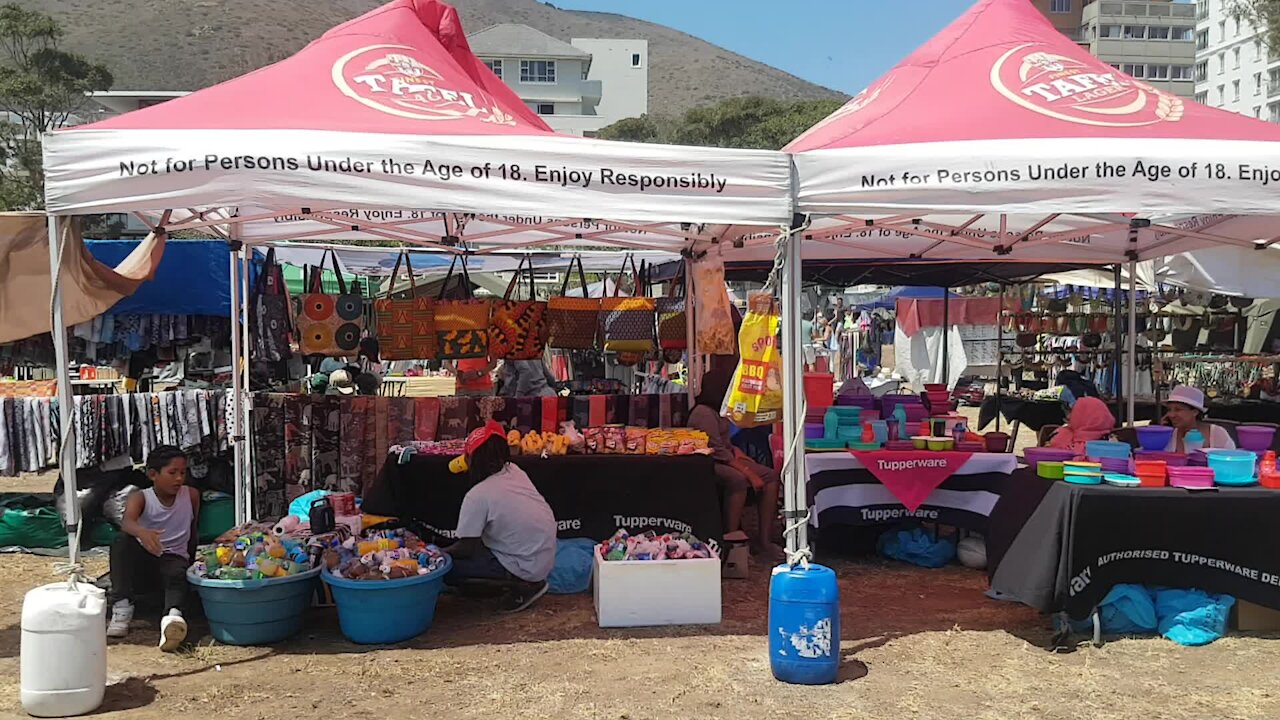 SOUTH AFRICA - Cape Town - Green Point Flea Market (Video) (7nc)