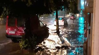 Une tempête et des pluies intenses inondent la rue en quelques minutes !