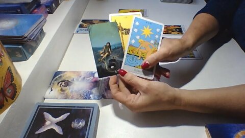 TAROT FECIOARA NOI/ DEC - LASATI-VA GHIDATI DE SATISFACTIA SI BUCURIA SUFLETULUI IN ORICE DECIZIE