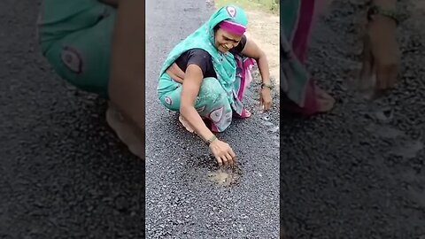 44 लाख की लागत से बनी सड़क का हाल देखिए44 lakh ki lagat se bani Sadak Ka Hal dekhiae