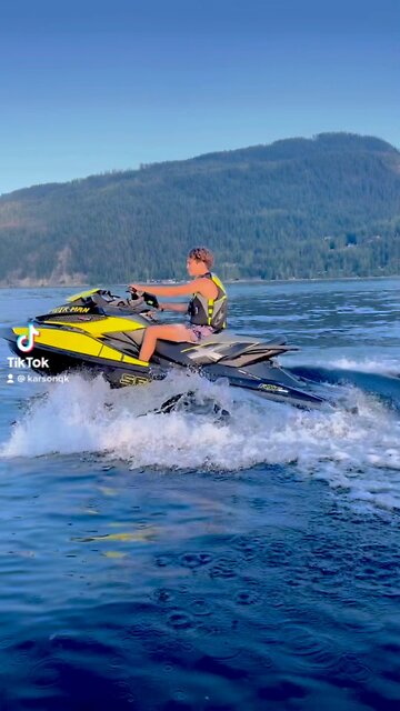 Fast and Furious 7 Scene recreated on Jetskis.