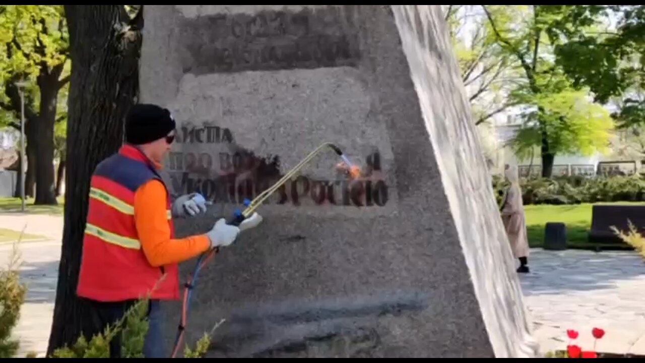 The inscription on the monument about the friendship of Russia and Ukraine was burned in Cherkasy