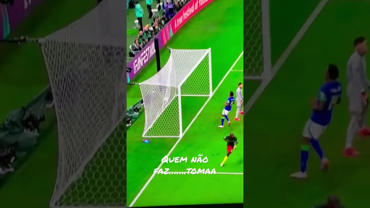 Parece uma pelada de bairro kkkkk