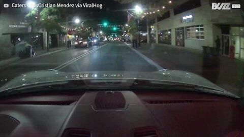 Skatista furioso quebra para-brisa de veículo
