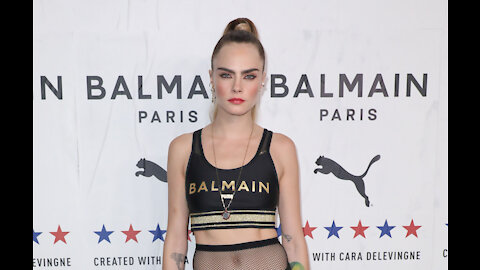 Cara Delevingne has two toilets in her bathroom to chat with friends