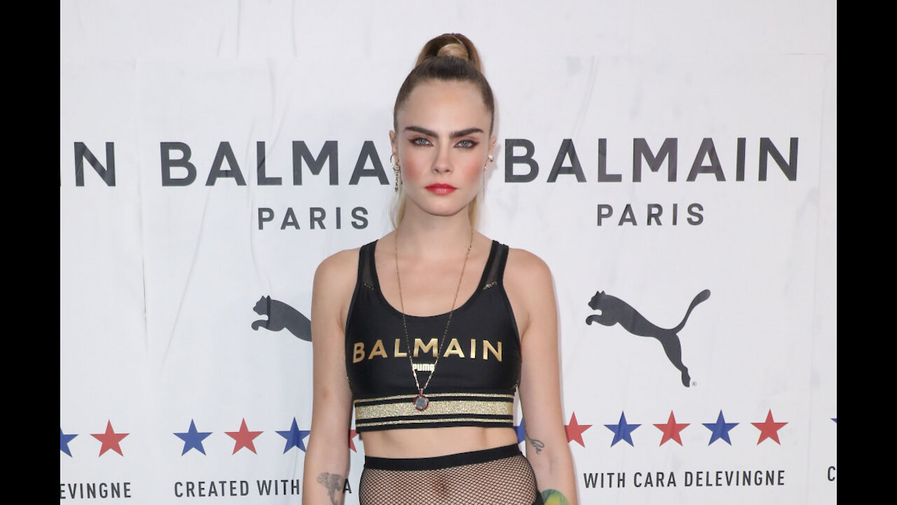 Cara Delevingne has two toilets in her bathroom to chat with friends