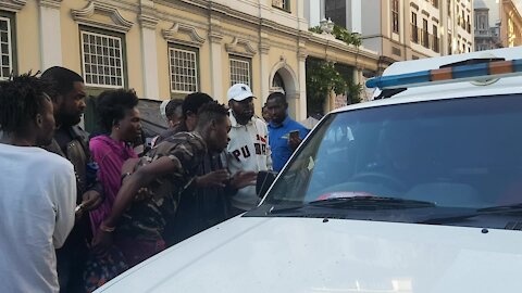 SOUTH AFRICA - Cape Town - Refugees removed from outside Central Methodist Mission (Video) (EQj)