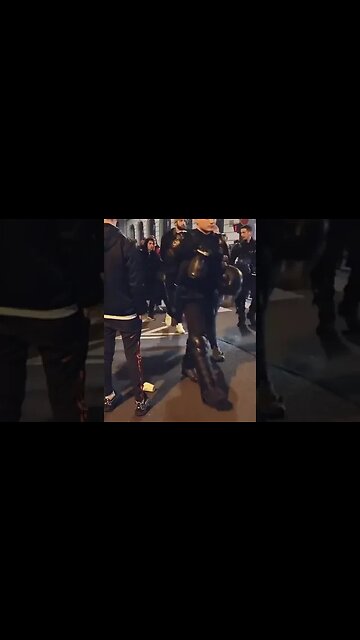 #Paris Police March with the people against Macron 🤛