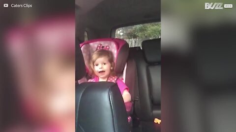 Adorabile bambina canta 'Bohemian Rhapsody' dei Queen