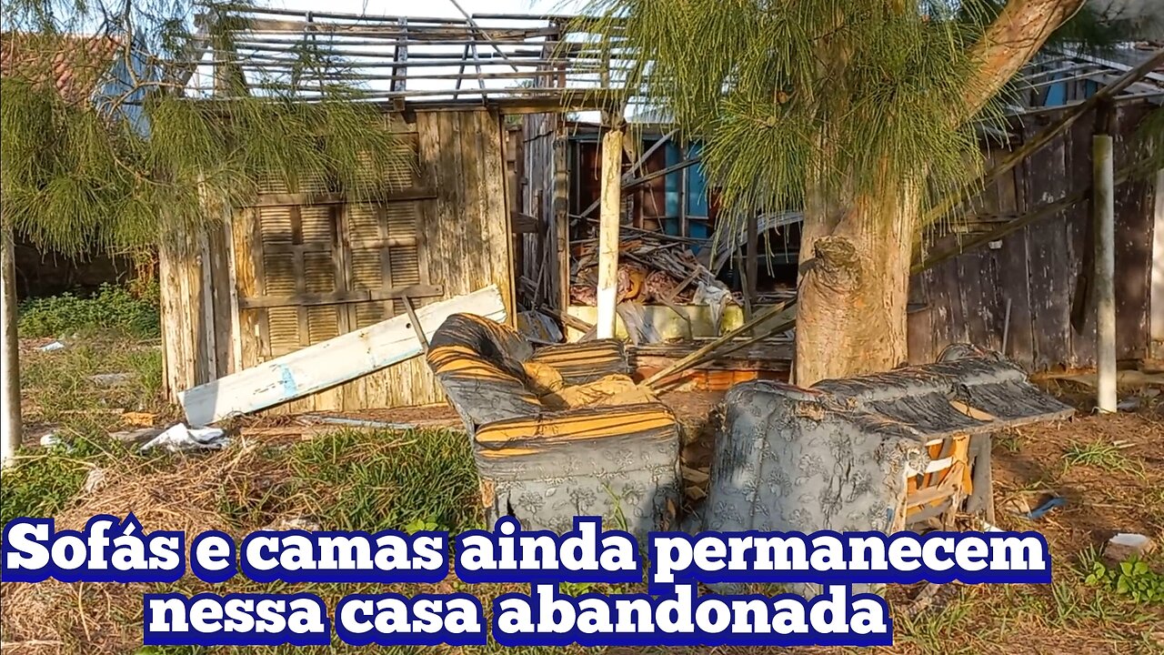 ruínas de uma casa abandonada ainda mantém sofás cama e beliche