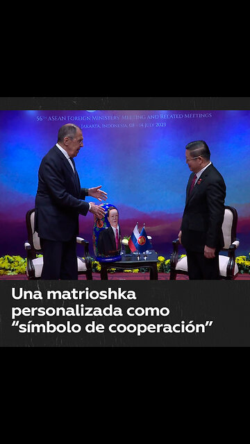 Lavrov hace un original regalo al secretario general de la ASEAN