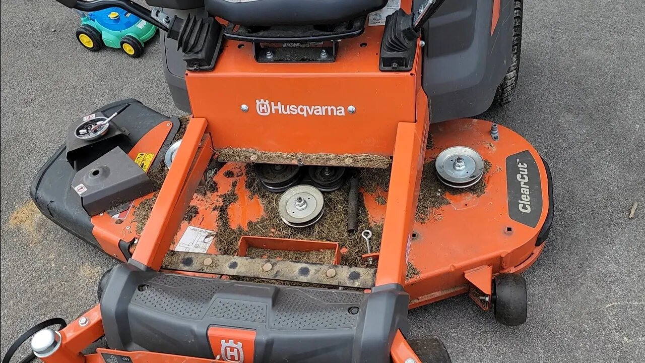 Changing the mower deck belt on a husqvarna zero turn lawnmower Z 248F