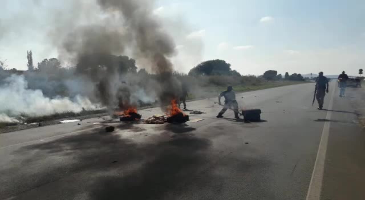 SOUTH AFRICA - Johannesburg - Eldorado Park protest turns violent (Videos) (84A)