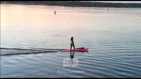 Капитан Джек Воробей плывет по Каме