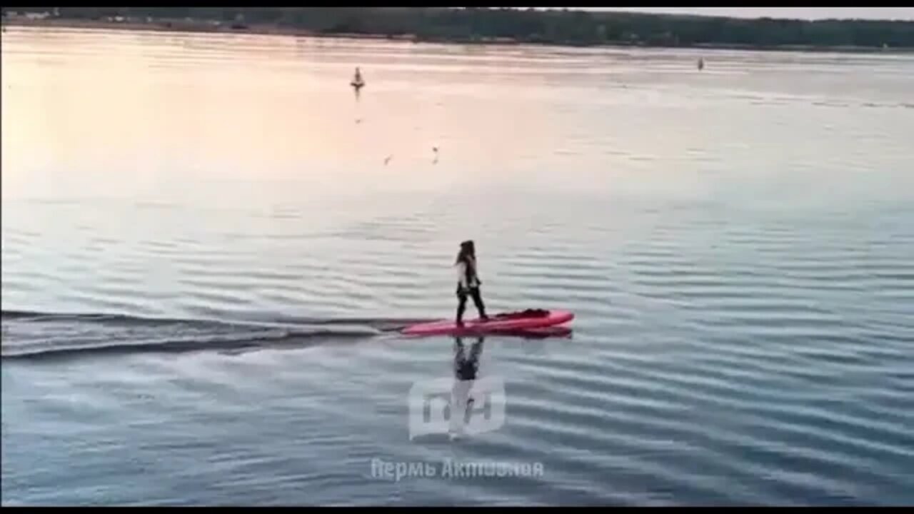 Капитан Джек Воробей плывет по Каме