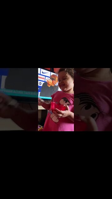 MAIS LINDA TENTANDO ALIMENTAR O PRIMINHO NA BARRIGA DA TITIA DEDA MUITO LINDA A PUREZA DA CRIANCA !!