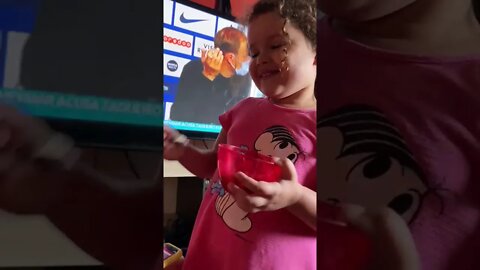 MAIS LINDA TENTANDO ALIMENTAR O PRIMINHO NA BARRIGA DA TITIA DEDA MUITO LINDA A PUREZA DA CRIANCA !!