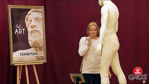 Prank while watching the sculpture got up chuchun))