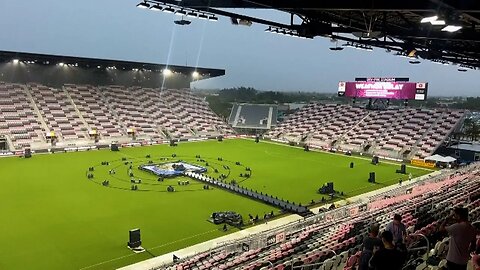 Fans cope with rain delay at Messi's Inter Miami unveiling