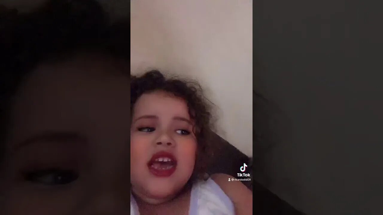 CRIANCA BRINCANDO DE FAZER DUBLAGEM COM OS NOVOS FILTROS DO TIKTOK MUITO LEGAL MEMEL E DEMAIS 2021