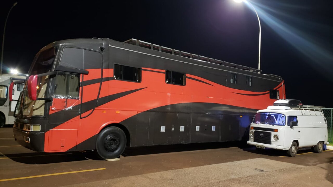 ELES MORAM NESSE ÔNIBUS MOTORHOME GIGANTE! THEY LIVE IN THIS GIANT MOTORHOME BUS!