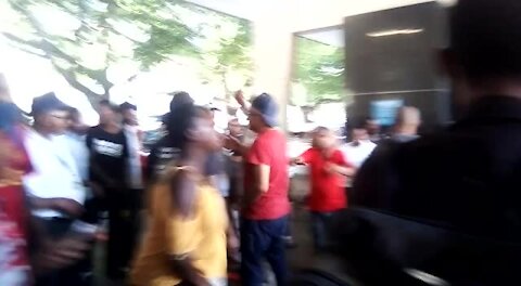 Chaos breaks out outside Cape Town train station at Ramaphosa's train unveiling (2Xg)