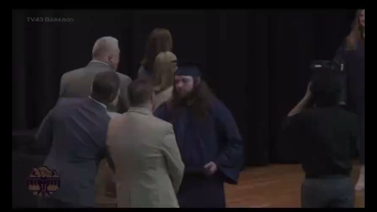 He just ruined his daughter’s graduation I wish I could’ve seen what happened backstage🤬😡
