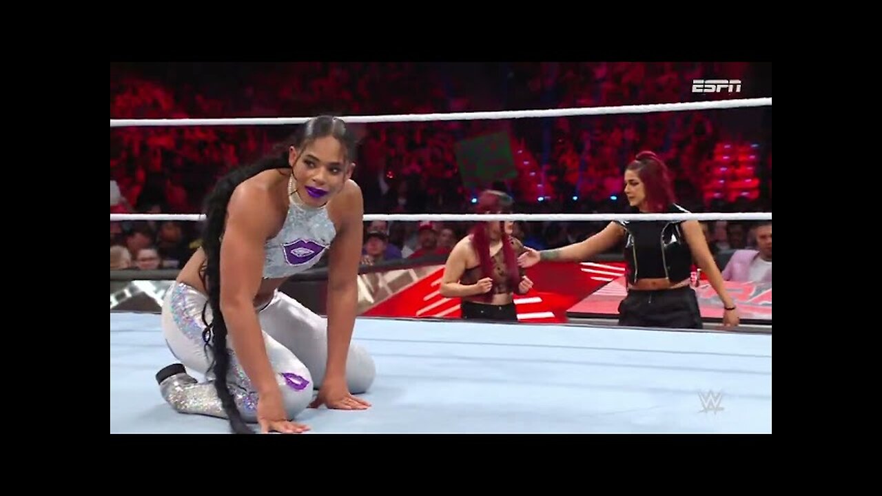 Bianca Belair Vs Dakota Kai - WWE RAW 17 de Abril 2023 Latino