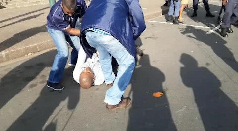 Despite several arrests, Durban mayor Gumede's supporters regroup and resume protest (SG2)