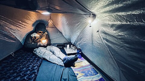 CAMPING ALONE IN A COZY WARM LITTLE TENT IN THE RAINFOREST