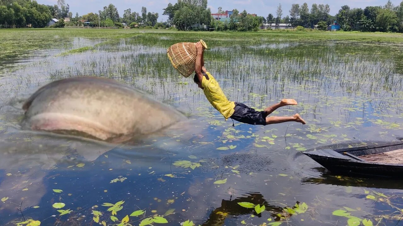 😏Best Fishing Video 2023! Village Polo Fisherman River With A Boat Jumping Super Fish Catching 🖤