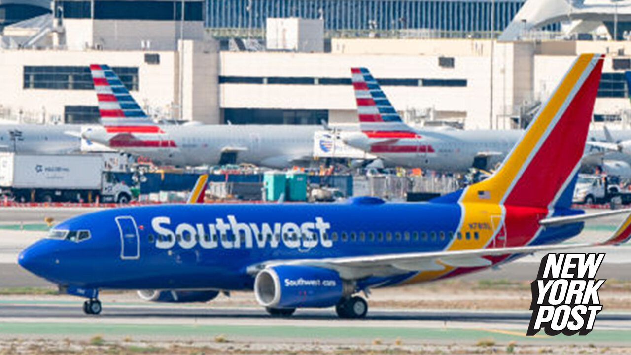 Pilot threatens to end flight due to AirDrop nudes: 'Quit sending naked pictures'