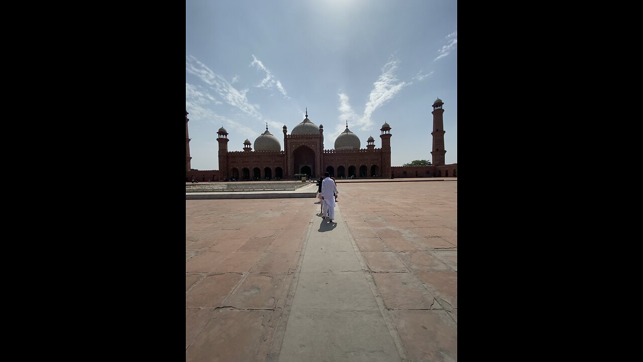 Beautiful mosque of Pakistan known as (BADSHAHI MASJID)