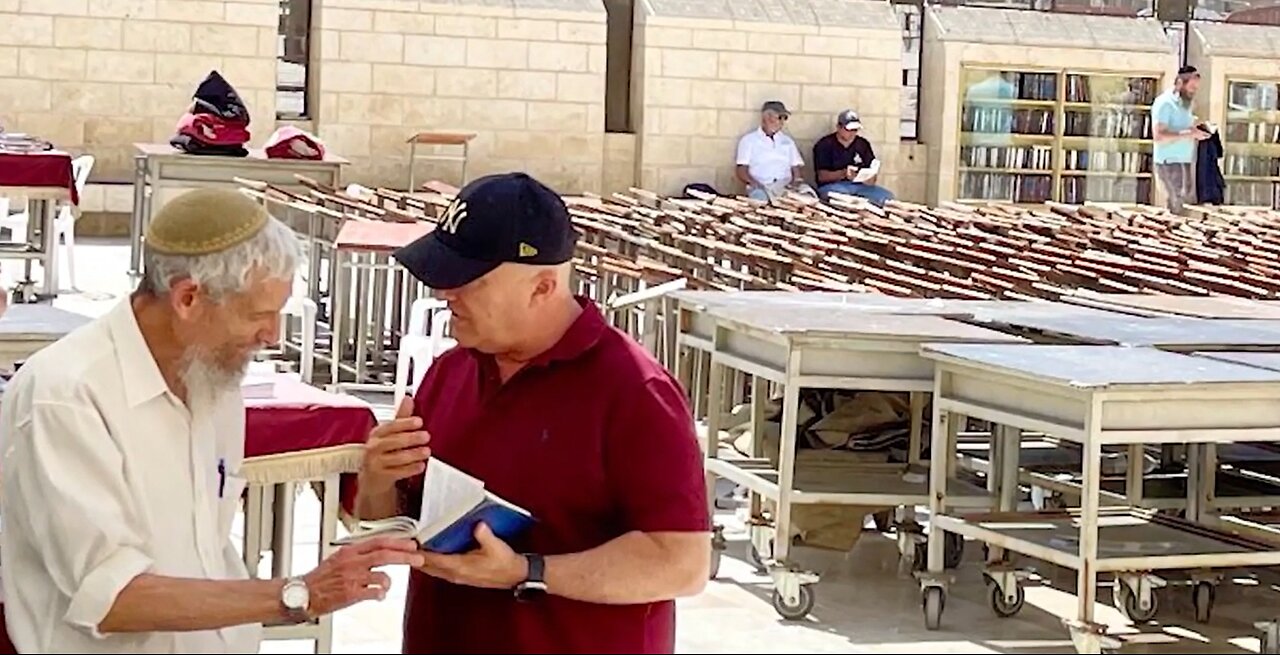 Astonishing Jerusalem Outreach! Messianic Rabbi Zev Porat Witnesses in Jerusalem...