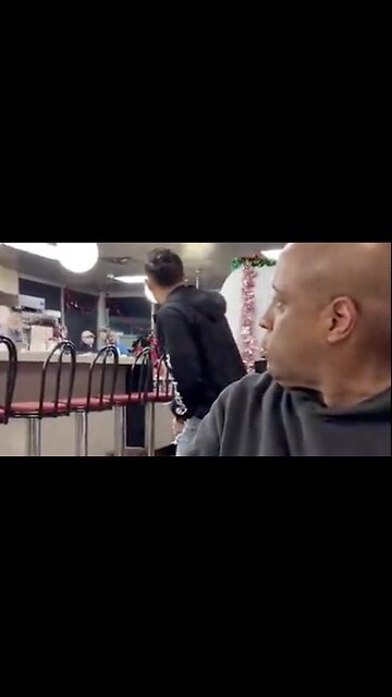 Peaceful Diner Reacts to Waffle House Brawl