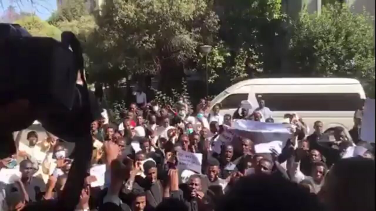 የአዲስ አበባ ቅድስት ሥላሴ መንፈሳዊ ዩኒቨርሲቲ ተማሪዎች በመስቀል አደባባይ ጉዳይ ያደረጉት ሰልፍ
