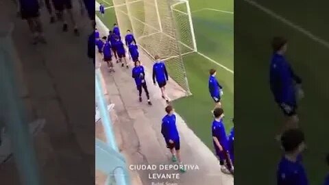 Ce comportement est répétitif : il est impossible, pour l’enfant, de s’y soustraire Football relève