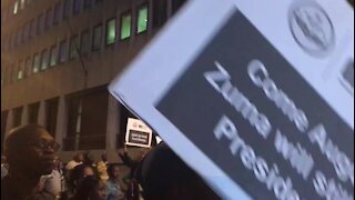 Hundreds gather outside Parliament for result of motion of no confidence in Zuma (Bof)