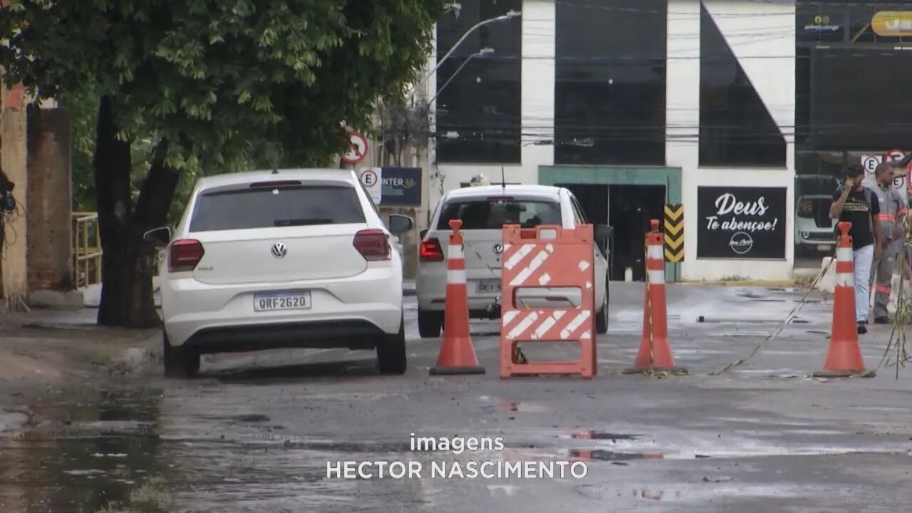 Trecho da Av. Brasil próximo de onde muro desabou ontem foi liberado em meia pista hoje