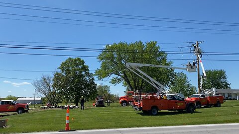 Wentzville Widen N - Linemen Doing What They Do