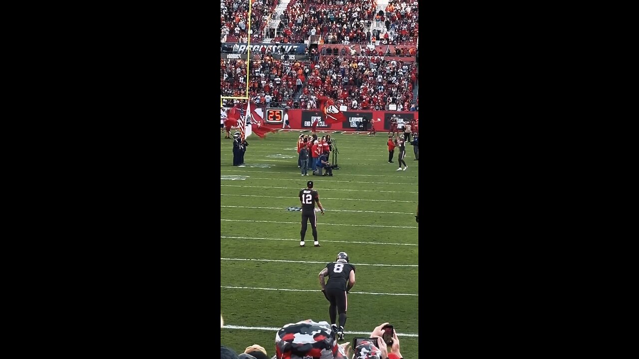 Tom Brady warms up before game vs. Cincinnati Bengals (12-18-22)