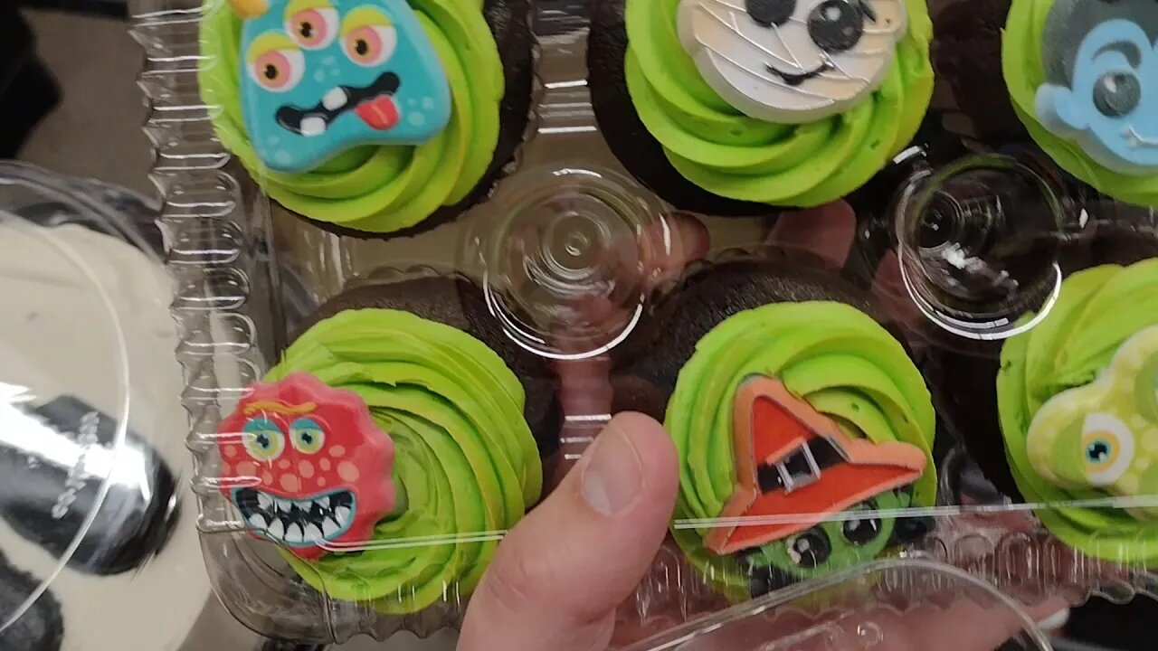 kosher cupcakes we found in Pittsburgh at Giant Eagle