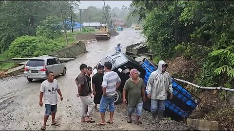 Recorded clearly! Compilation of seconds of a truck overturning on an extreme incline