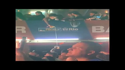 Cidadão no Open Bar transferindo cerveja para quem estava na Pista