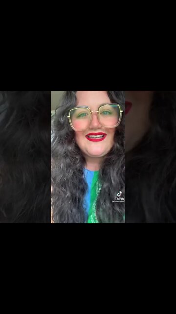 Woman Explains Her Towel Dilemma Because She’s “+Size” #shorts