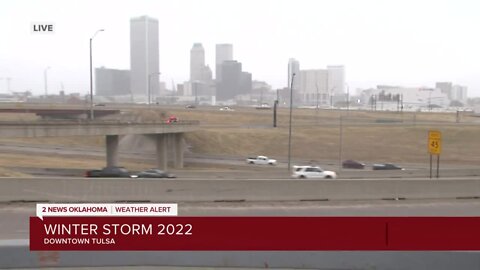 Snow starts falling on downtown Tulsa highways