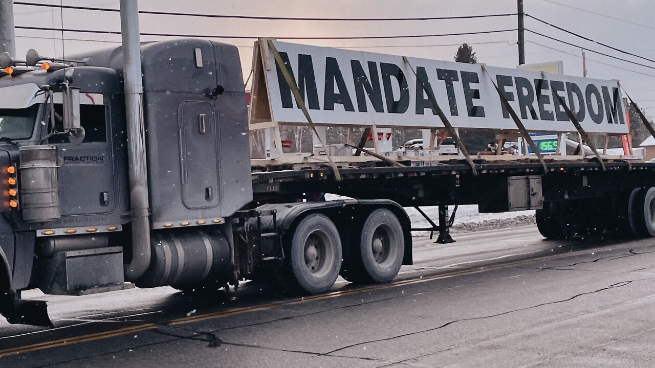 CANADIAN FREEDOM TRUCKER CONVOY AGAINST VACCINE MANDATES NOW 43 MILES LONG & SPREADING | 28.01.2022