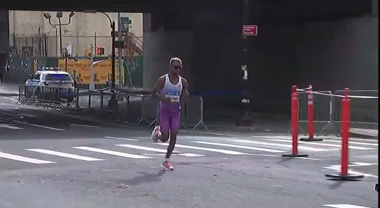 The Lead runner Daniel Do Nascimento in New York City marathon collapses 21 miles into the race