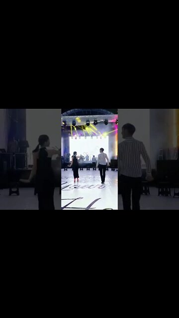 КЛАССНЫЙ ТАНЕЦ НА СЦЕНЕ С ДЕВУШКОЙ 2022