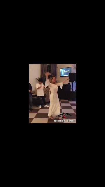 ПРЕКРАСНАЯ ДЕВУШКА ТАНЦУЕТ ЛЕЗГИНКУ #shorts